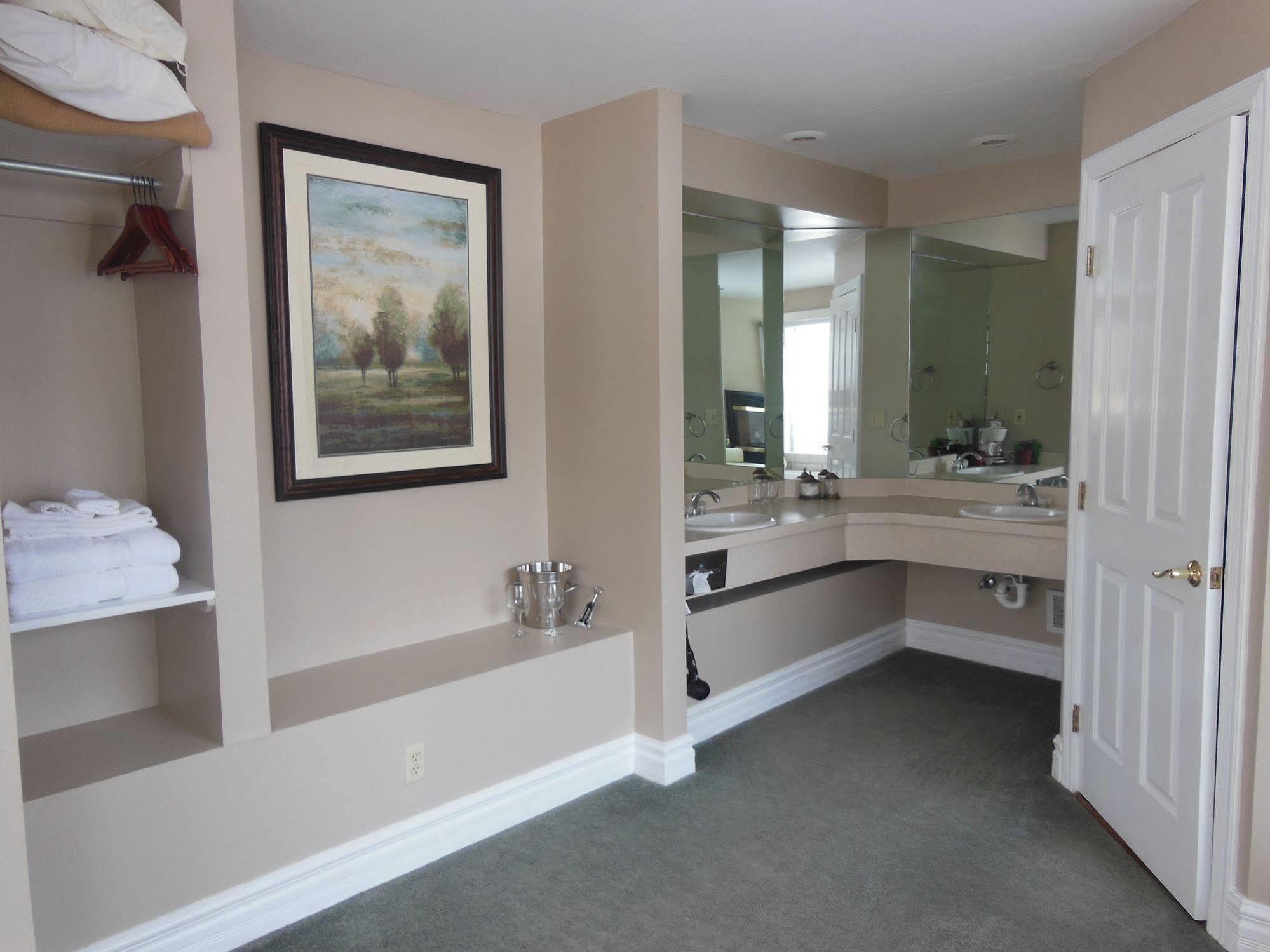 Bellaire Stone Waters Inn מראה חיצוני תמונה